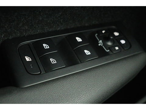 Volvo XC40 1.5 T3 R-Design | Leder/Alcantara | Full LED | Navigatie | PDC | Climate control | Getint glas | Cruise control