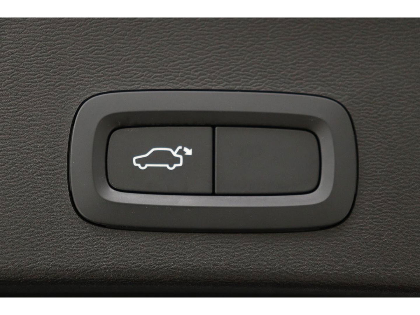 Volvo XC40 1.5 T3 R-Design | Leder/Alcantara | Full LED | Navigatie | PDC | Climate control | Getint glas | Cruise control