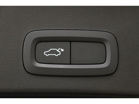 Volvo XC40 1.5 T3 R-Design | Leder/Alcantara | Full LED | Navigatie | PDC | Climate control | Getint glas | Cruise control