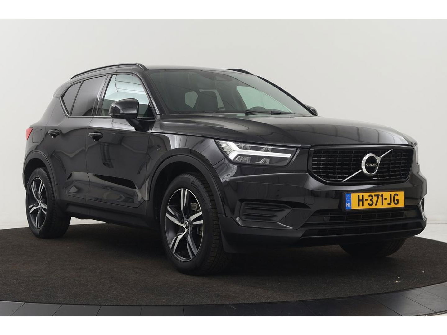Volvo XC40 1.5 T3 R-Design | Leder/Alcantara | Full LED | Navigatie | PDC | Climate control | Getint glas | Cruise control
