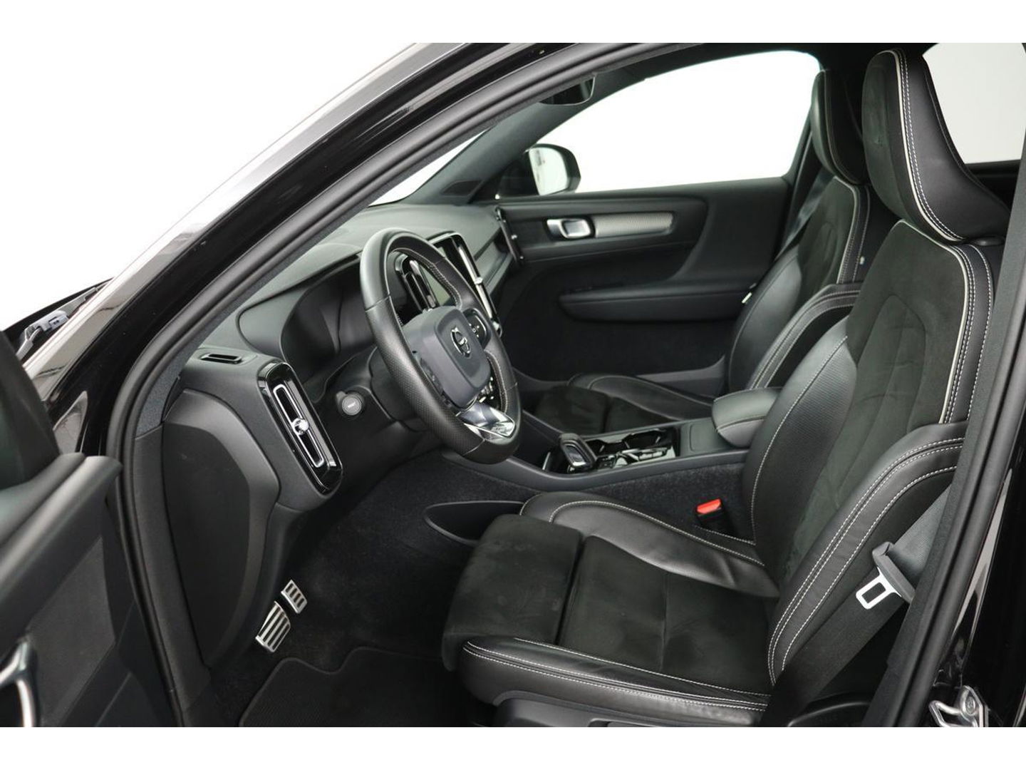 Volvo XC40 1.5 T3 R-Design | Leder/Alcantara | Full LED | Navigatie | PDC | Climate control | Getint glas | Cruise control
