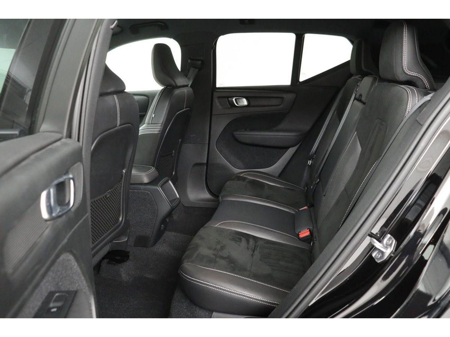 Volvo XC40 1.5 T3 R-Design | Leder/Alcantara | Full LED | Navigatie | PDC | Climate control | Getint glas | Cruise control