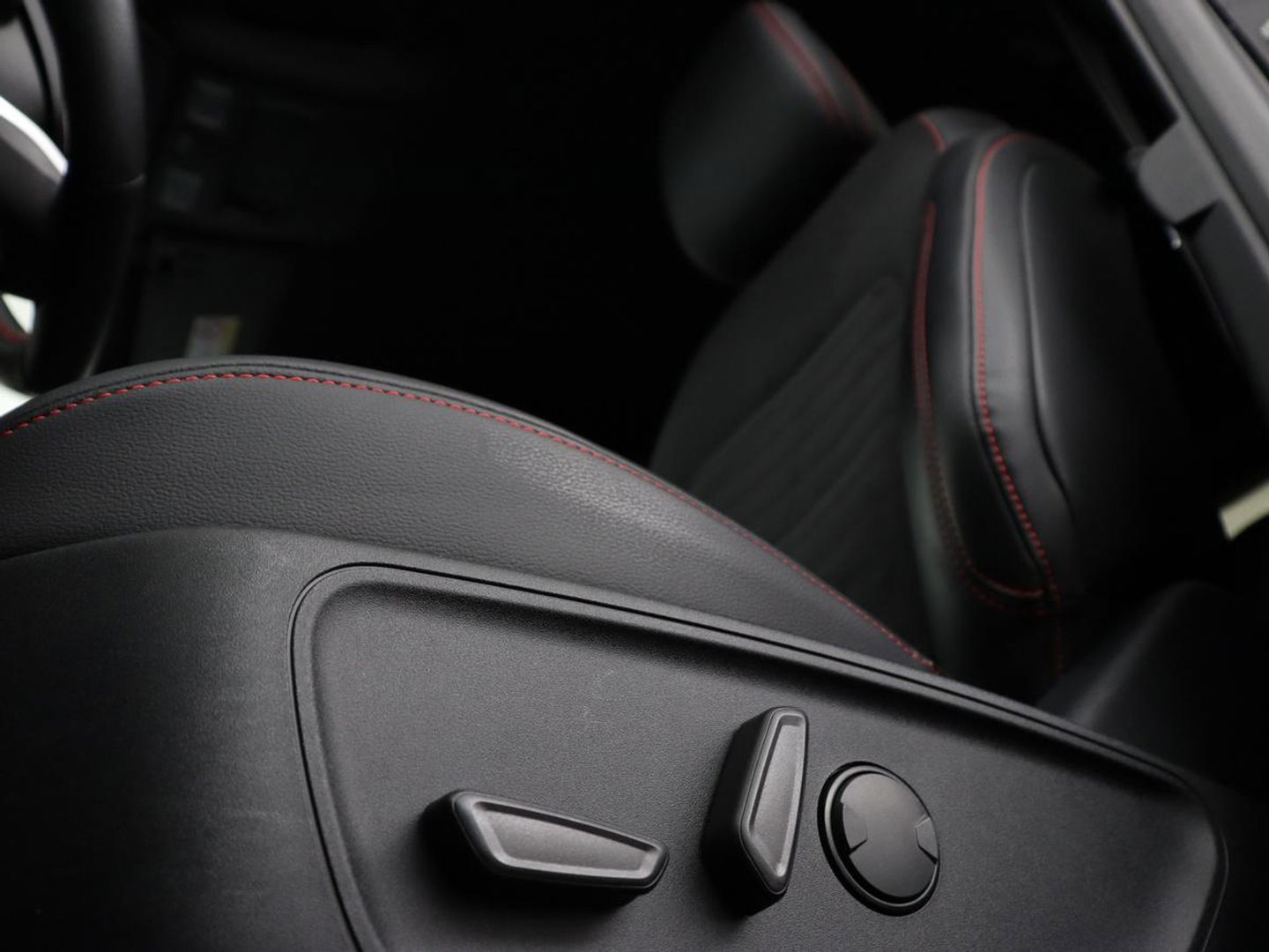 Ford Kuga 2.5 PHEV ST-Line X | Head-Up | Trekhaak | Stoel & stuurverwarming | Camera | Carplay | Leder/Alcantara | Achterbankverwarming | Adaptive cruise | Full LED | Keyless | B&O Sound