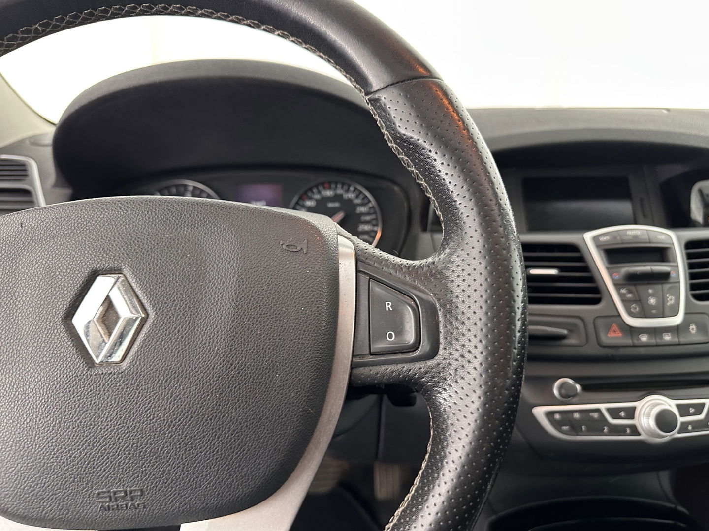 Renault Laguna 2.0 dCi S/S Bose *PANO | 1/2LEATHER | XENON | KEYLESS | NAVI-FULLMAP | COMFORT-SEATS | ECC | PDC | CRUISE | 18''ALU | TOWBAR*