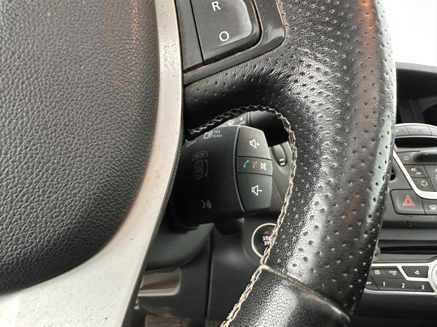 Renault Laguna 2.0 dCi S/S Bose *PANO | 1/2LEATHER | XENON | KEYLESS | NAVI-FULLMAP | COMFORT-SEATS | ECC | PDC | CRUISE | 18''ALU | TOWBAR*
