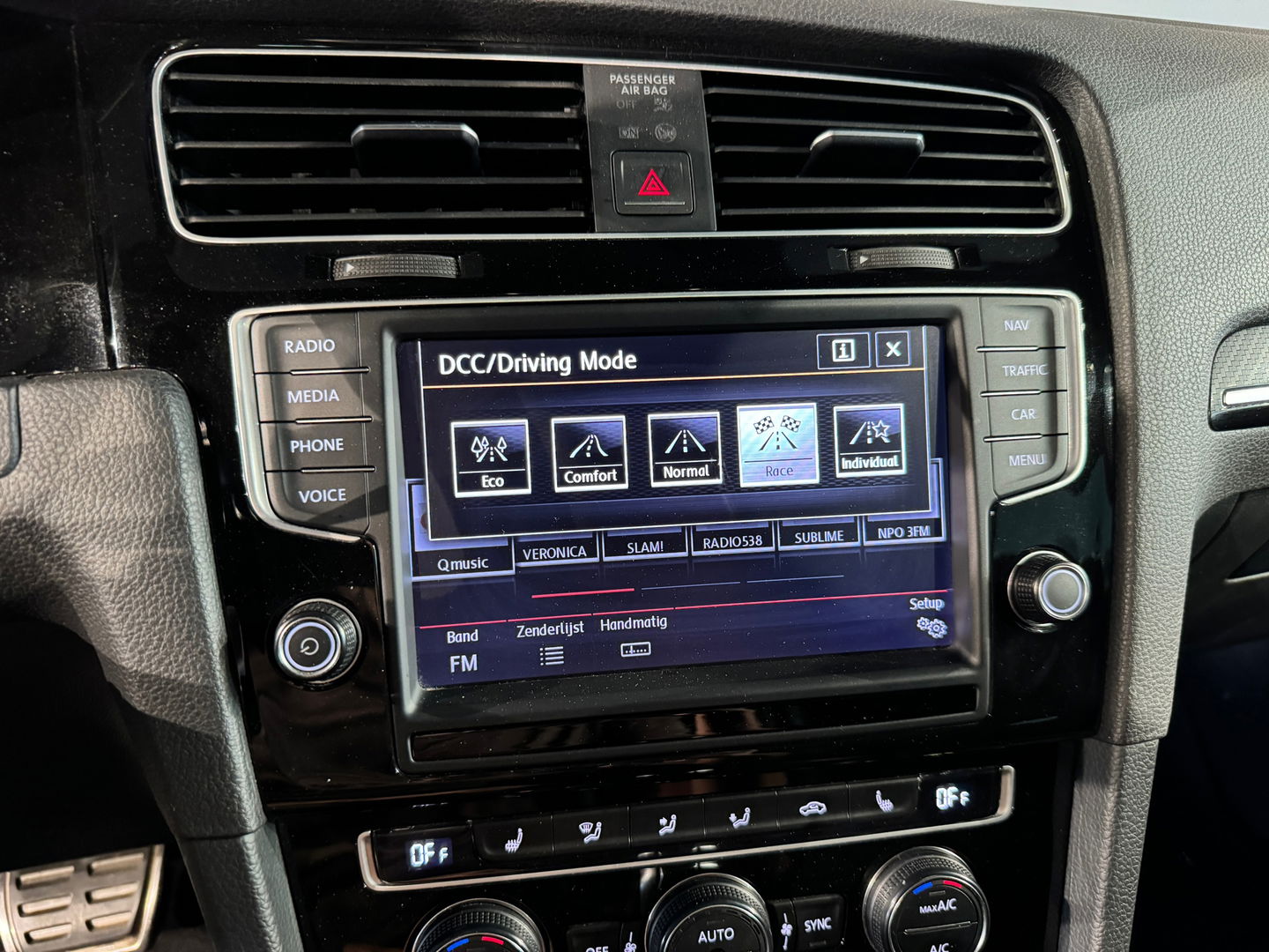 Volkswagen Golf 2.0 TSI R 4Motion Pano|Leer|Discover Pro|DCC