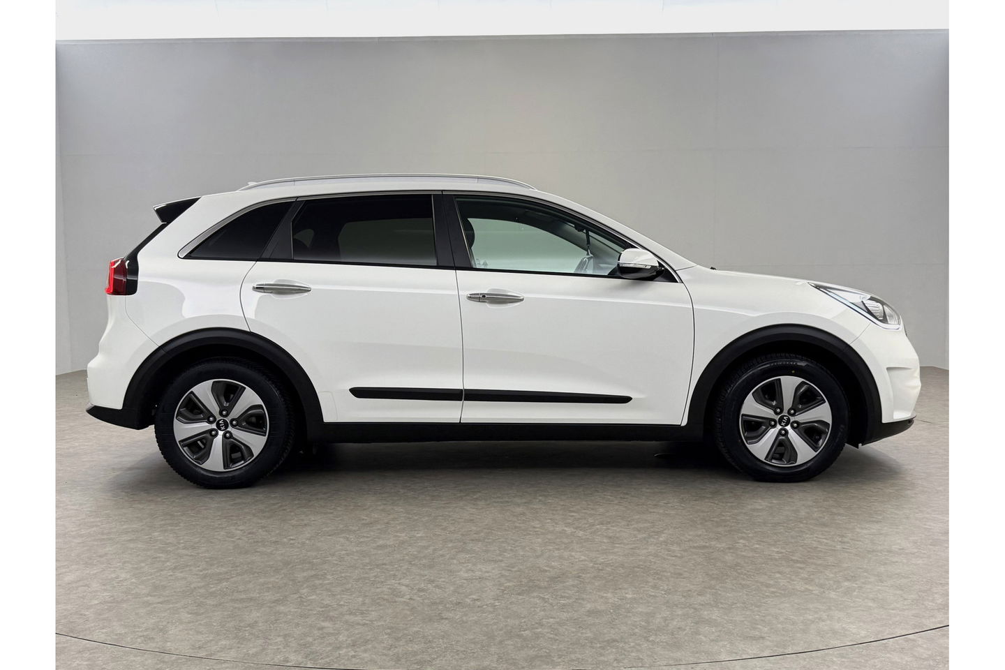 Kia Niro 1.6 GDi Hybrid BusinessLine LED Trekhaak Camera Carplay Clima Cruise Navi PDC Stoel/Stuurverwarming