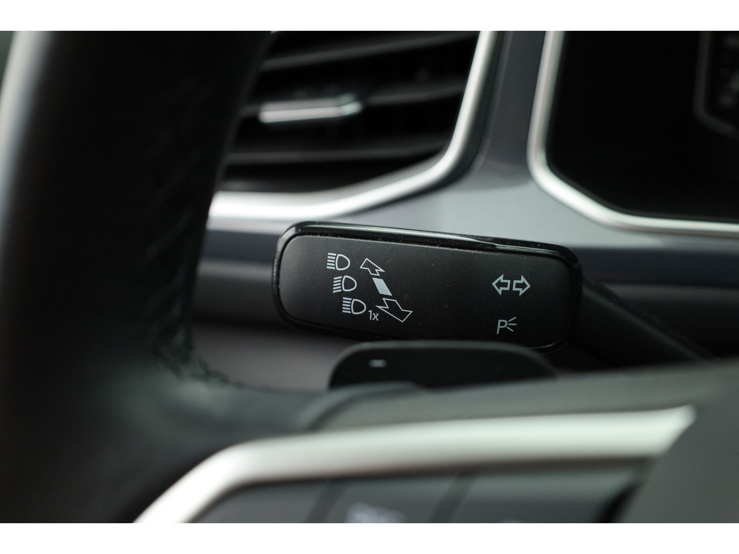 Volkswagen T-Roc 1.5 TSI Style DSG | Navi | Afn. Trekhaak | IQ Light | Massage |  Adapt. Cruise | Apple CarPlay