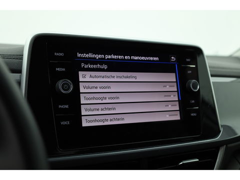 Volkswagen T-Roc 1.5 TSI Style DSG | Navi | Afn. Trekhaak | IQ Light | Massage |  Adapt. Cruise | Apple CarPlay
