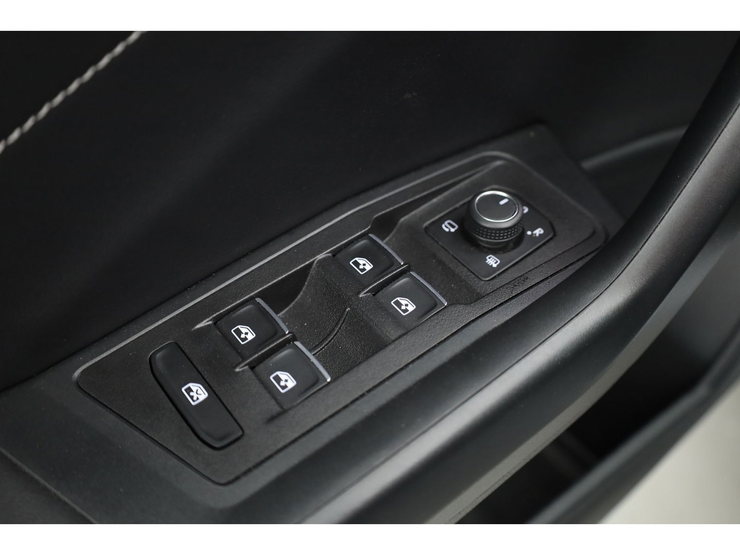 Volkswagen T-Roc 1.5 TSI Style DSG | Navi | Afn. Trekhaak | IQ Light | Massage |  Adapt. Cruise | Apple CarPlay