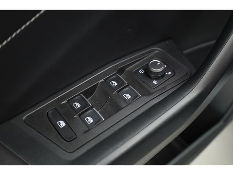 Volkswagen T-Roc 1.5 TSI Style DSG | Navi | Afn. Trekhaak | IQ Light | Massage |  Adapt. Cruise | Apple CarPlay