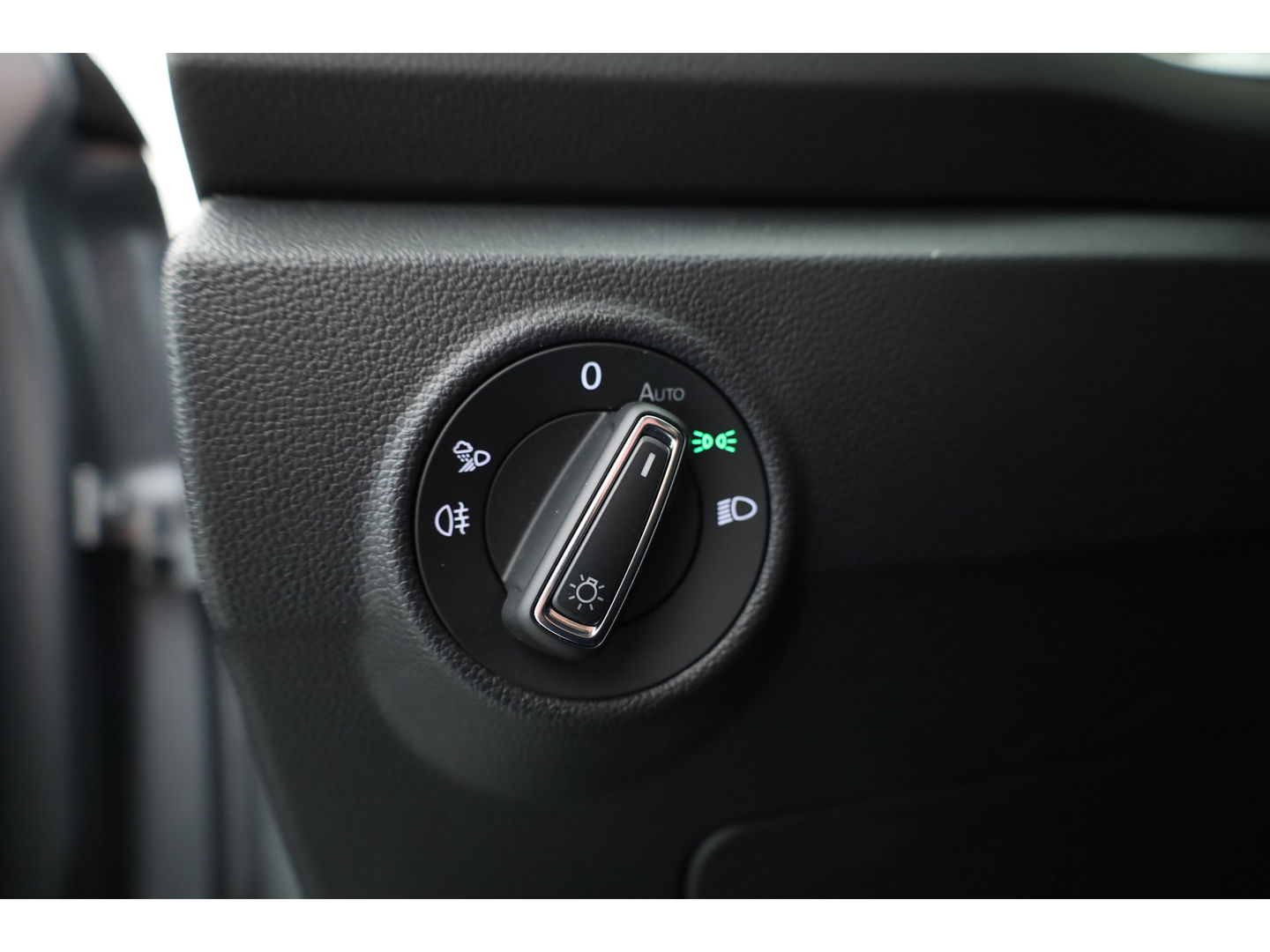 Volkswagen T-Roc 1.5 TSI Style DSG | Navi | Afn. Trekhaak | IQ Light | Massage |  Adapt. Cruise | Apple CarPlay