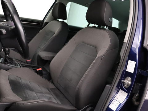 Volkswagen Golf 1.0 TSI Highline | Stoelverwarming | Trekhaak | Massage | Carplay | Adaptive cruise | Active Info Display | Navigatie | Parkeerhulp | Climate control