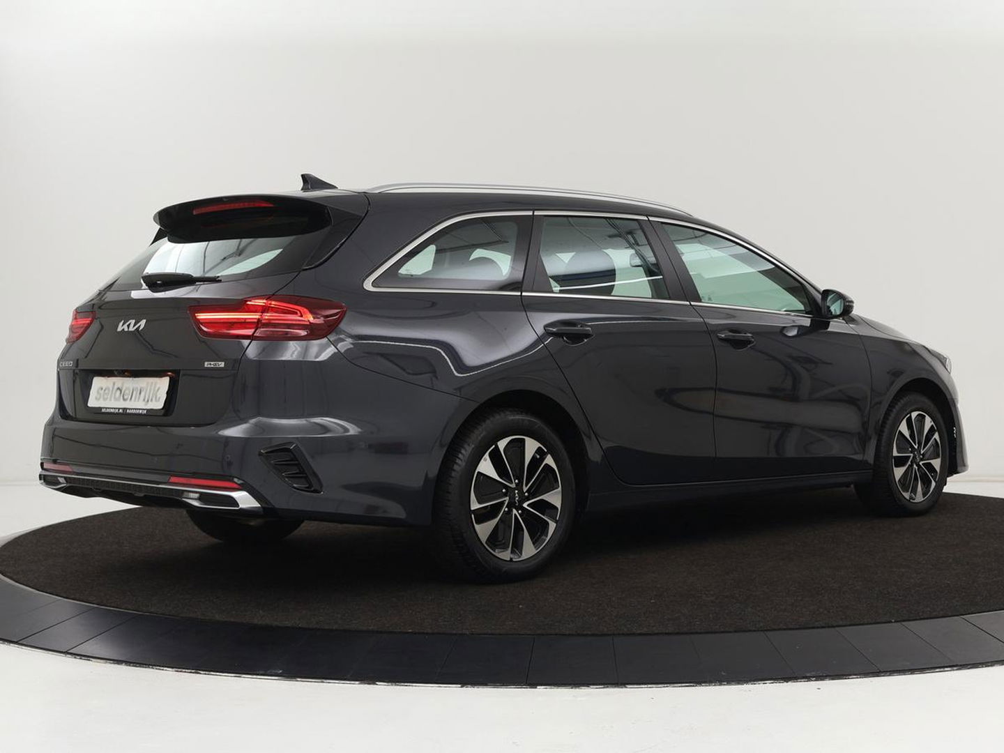 Kia Ceed 1.6 GDI PHEV DynamicPlusLine | Stoel & stuurverwarming | Adaptive cruise | Camera | Carplay | Full LED | Keyless | Navigatie