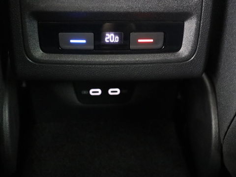 Volkswagen Golf 1.4 eHybrid Style | Stoel & stuurverwarming | Carplay | Sfeerverlichting | Massage | Memory | Parkeerhulp | Navigatie | Full LED | Adaptive cruise