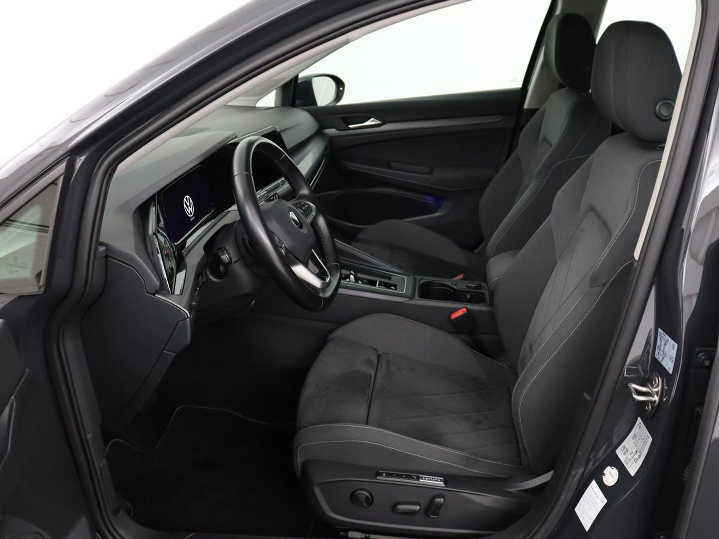 Volkswagen Golf 1.4 eHybrid Style | Stoel & stuurverwarming | Carplay | Sfeerverlichting | Massage | Memory | Parkeerhulp | Navigatie | Full LED | Adaptive cruise
