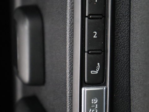 Volkswagen Golf 1.4 eHybrid Style | Stoel & stuurverwarming | Carplay | Sfeerverlichting | Massage | Memory | Parkeerhulp | Navigatie | Full LED | Adaptive cruise