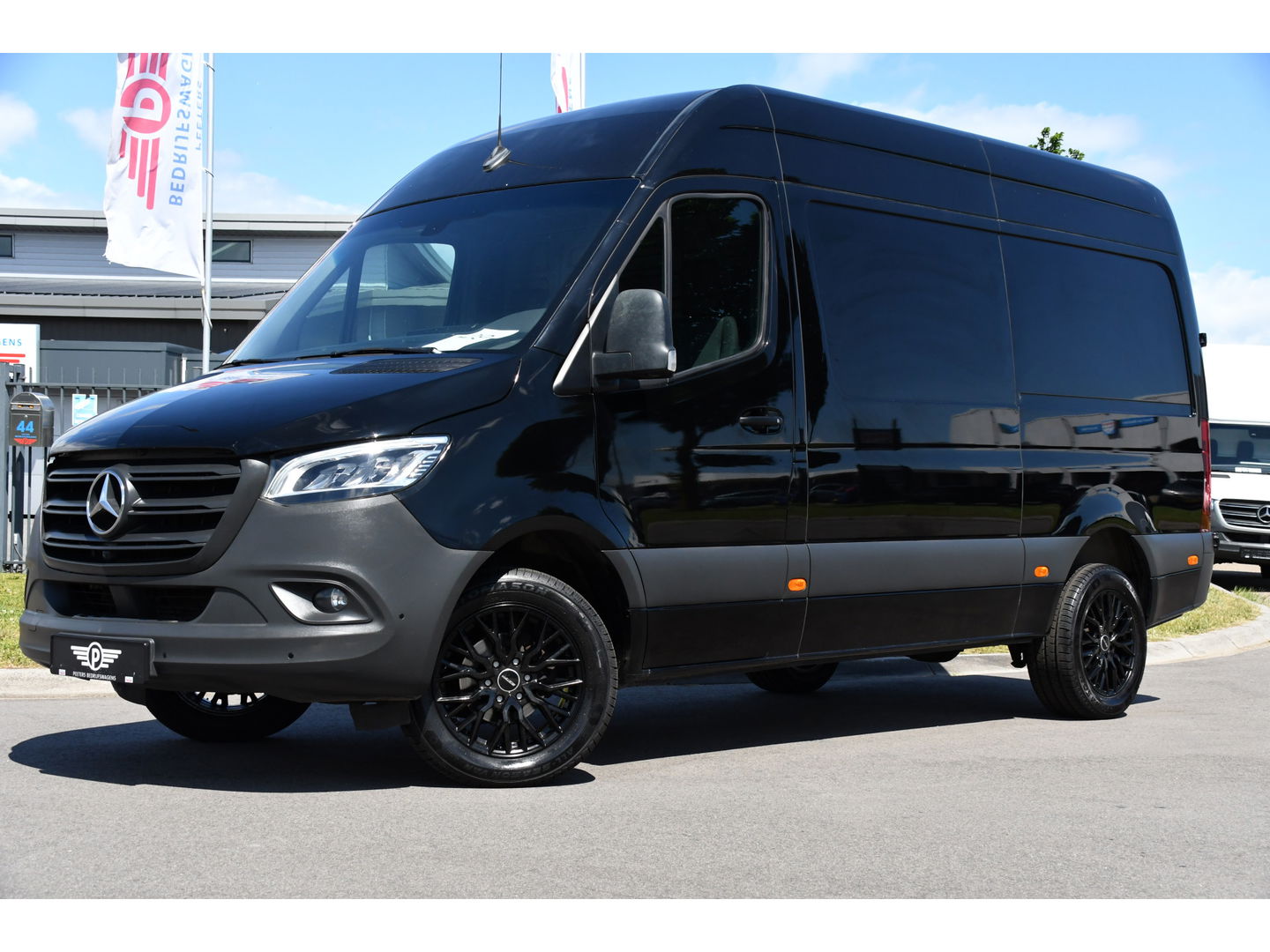 Mercedes-Benz Sprinter 319 3.0 CDI L2H2 Black Edition Adaptieve Cruise, 360 Camera, Carplay, 3500kg Trekhaak, 190PK, LED, Multimedia, Standkachel, Uniek!