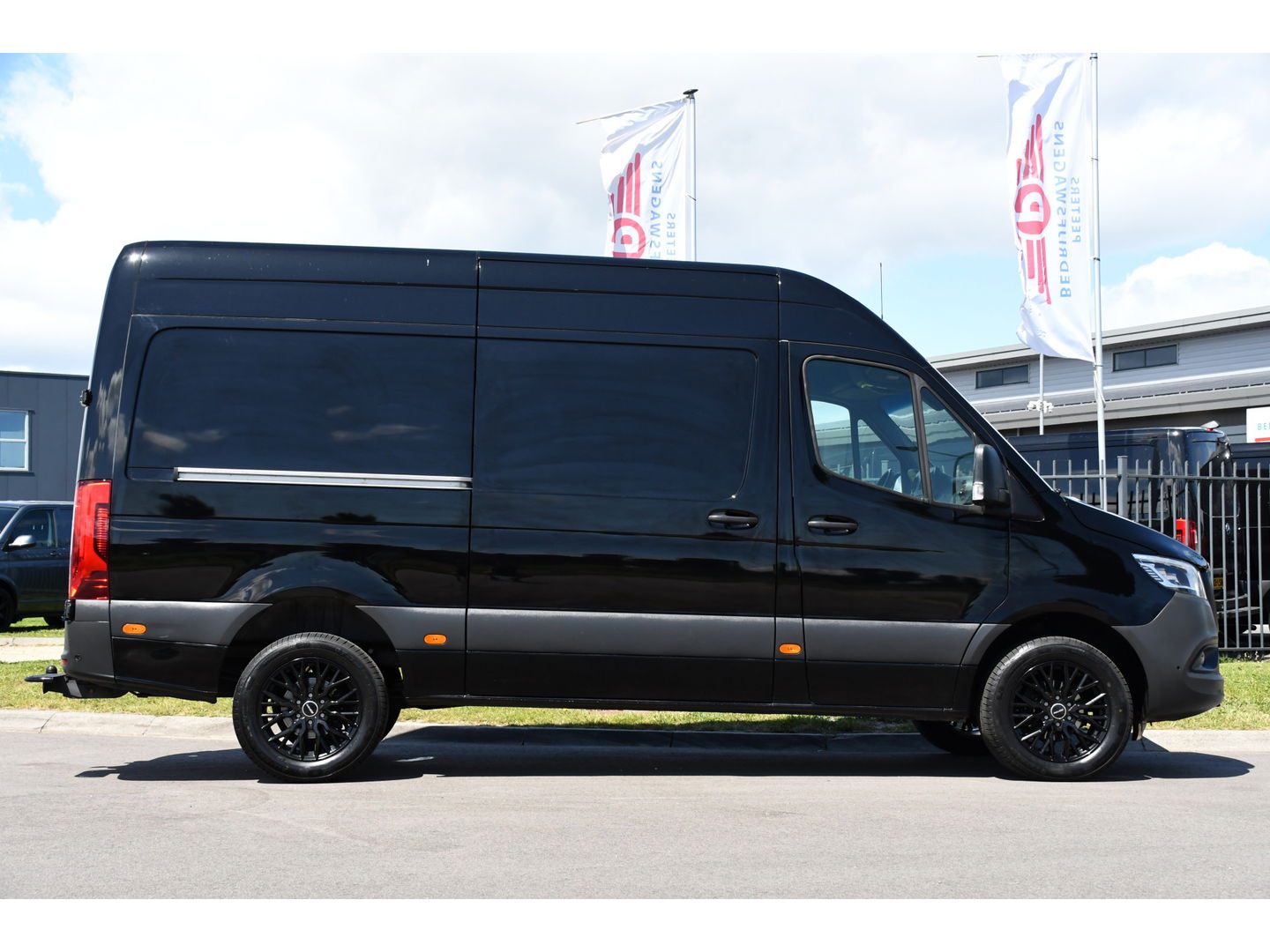 Mercedes-Benz Sprinter 319 3.0 CDI L2H2 Black Edition Adaptieve Cruise, 360 Camera, Carplay, 3500kg Trekhaak, 190PK, LED, Multimedia, Standkachel, Uniek!