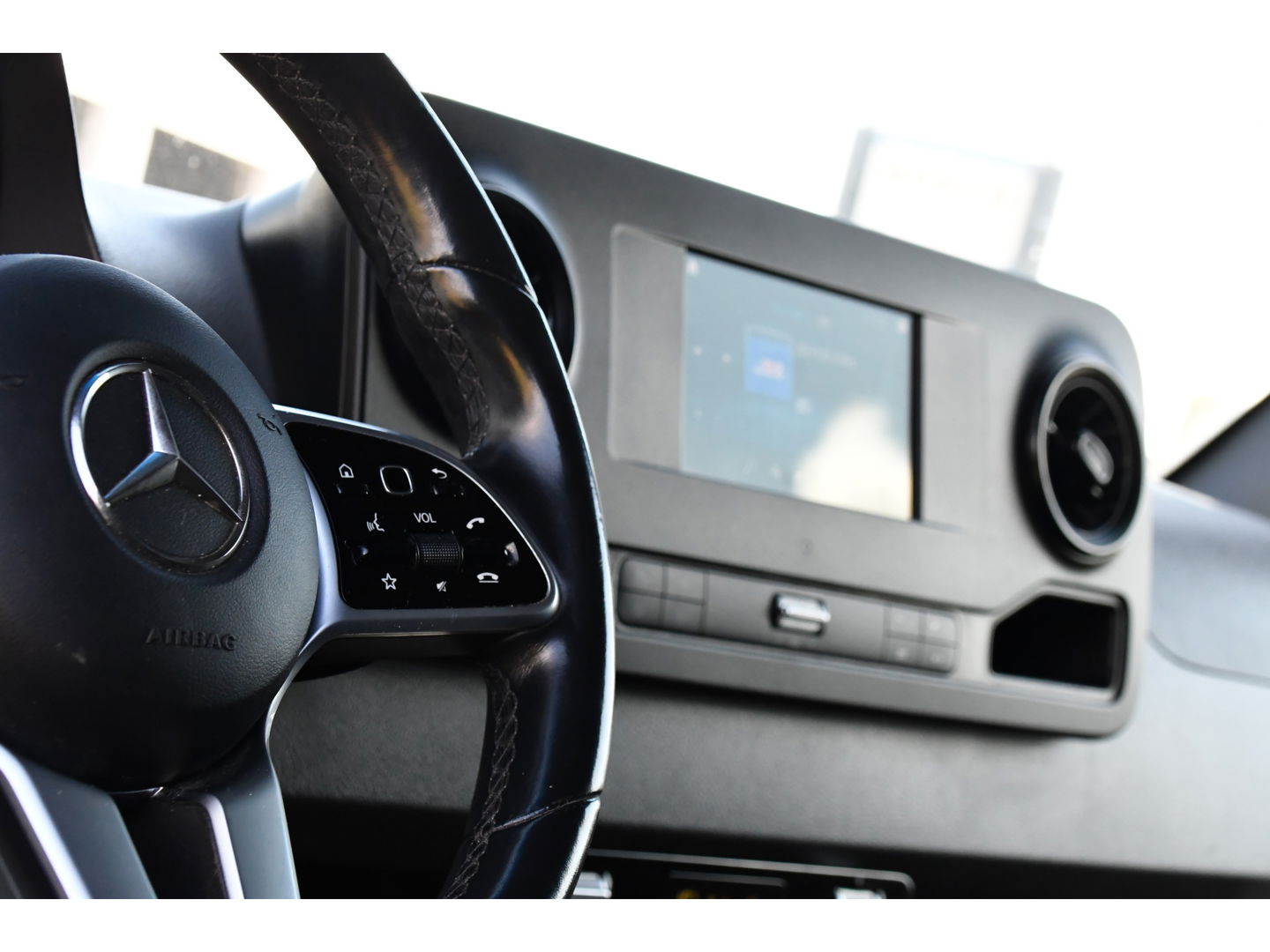 Mercedes-Benz Sprinter 319 3.0 CDI L2H2 Black Edition Adaptieve Cruise, 360 Camera, Carplay, 3500kg Trekhaak, 190PK, LED, Multimedia, Standkachel, Uniek!