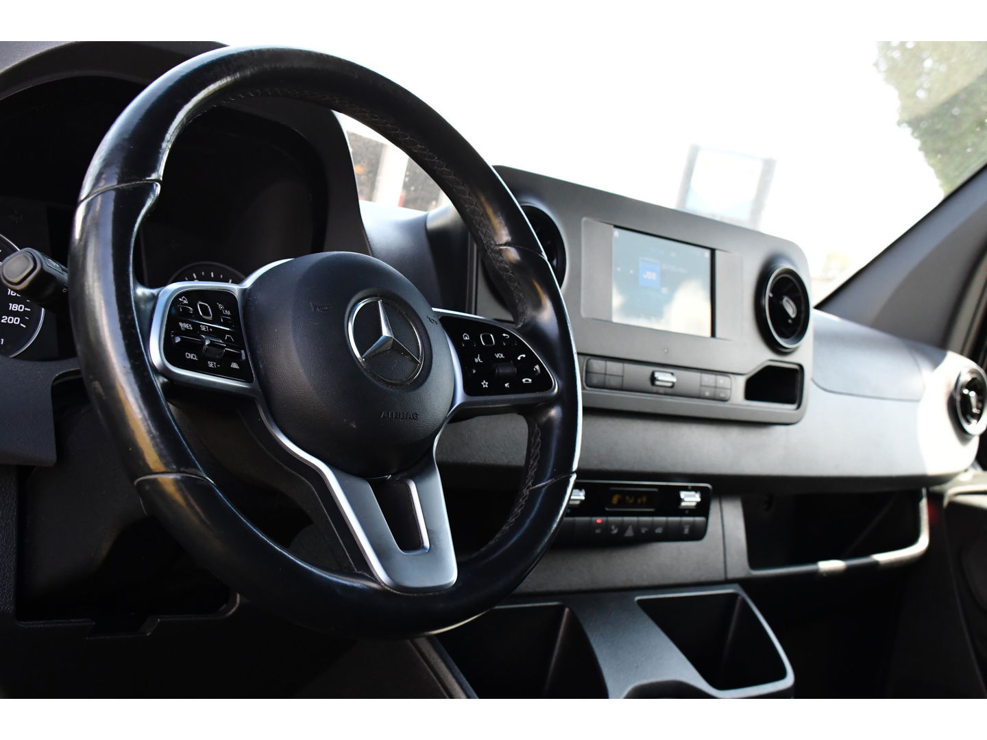 Mercedes-Benz Sprinter 319 3.0 CDI L2H2 Black Edition Adaptieve Cruise, 360 Camera, Carplay, 3500kg Trekhaak, 190PK, LED, Multimedia, Standkachel, Uniek!