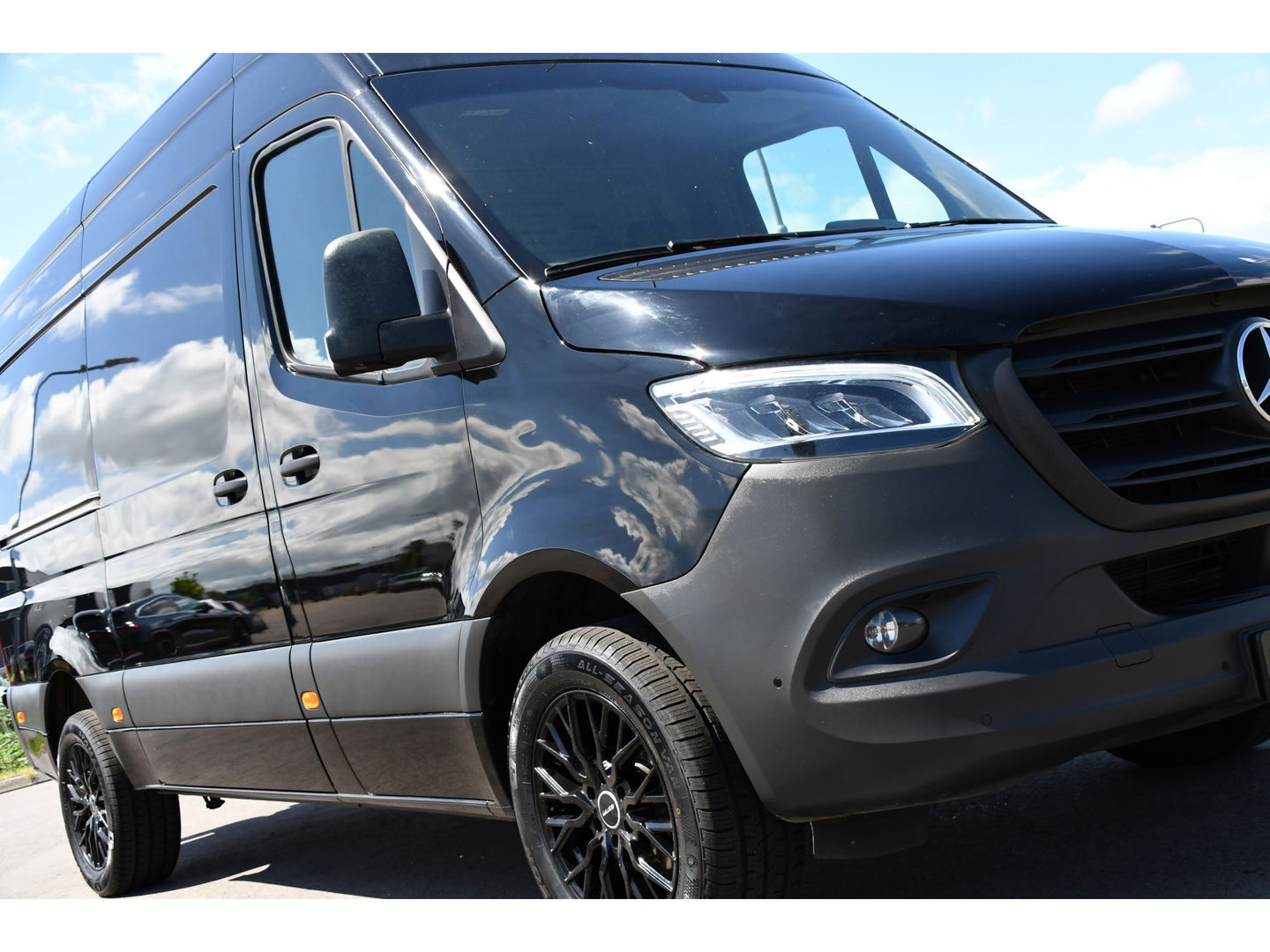 Mercedes-Benz Sprinter 319 3.0 CDI L2H2 Black Edition Adaptieve Cruise, 360 Camera, Carplay, 3500kg Trekhaak, 190PK, LED, Multimedia, Standkachel, Uniek!