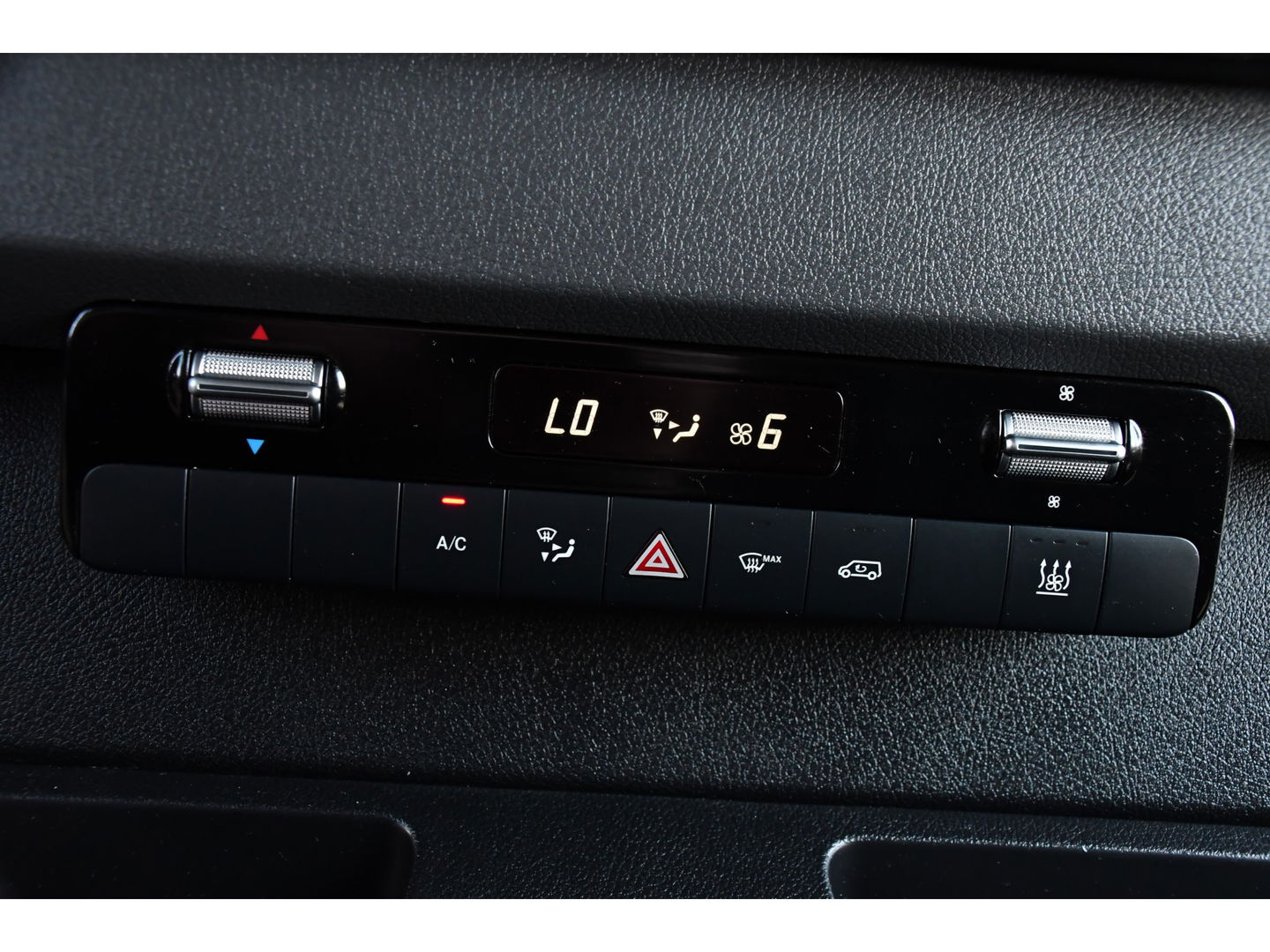Mercedes-Benz Sprinter 319 3.0 CDI L2H2 Black Edition Adaptieve Cruise, 360 Camera, Carplay, 3500kg Trekhaak, 190PK, LED, Multimedia, Standkachel, Uniek!