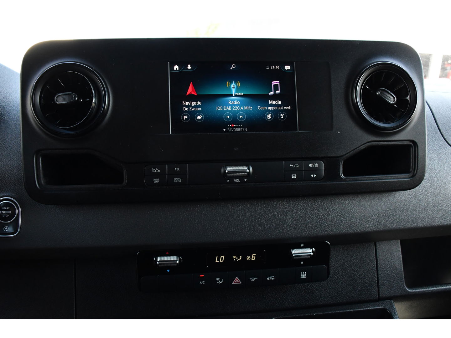 Mercedes-Benz Sprinter 319 3.0 CDI L2H2 Black Edition Adaptieve Cruise, 360 Camera, Carplay, 3500kg Trekhaak, 190PK, LED, Multimedia, Standkachel, Uniek!