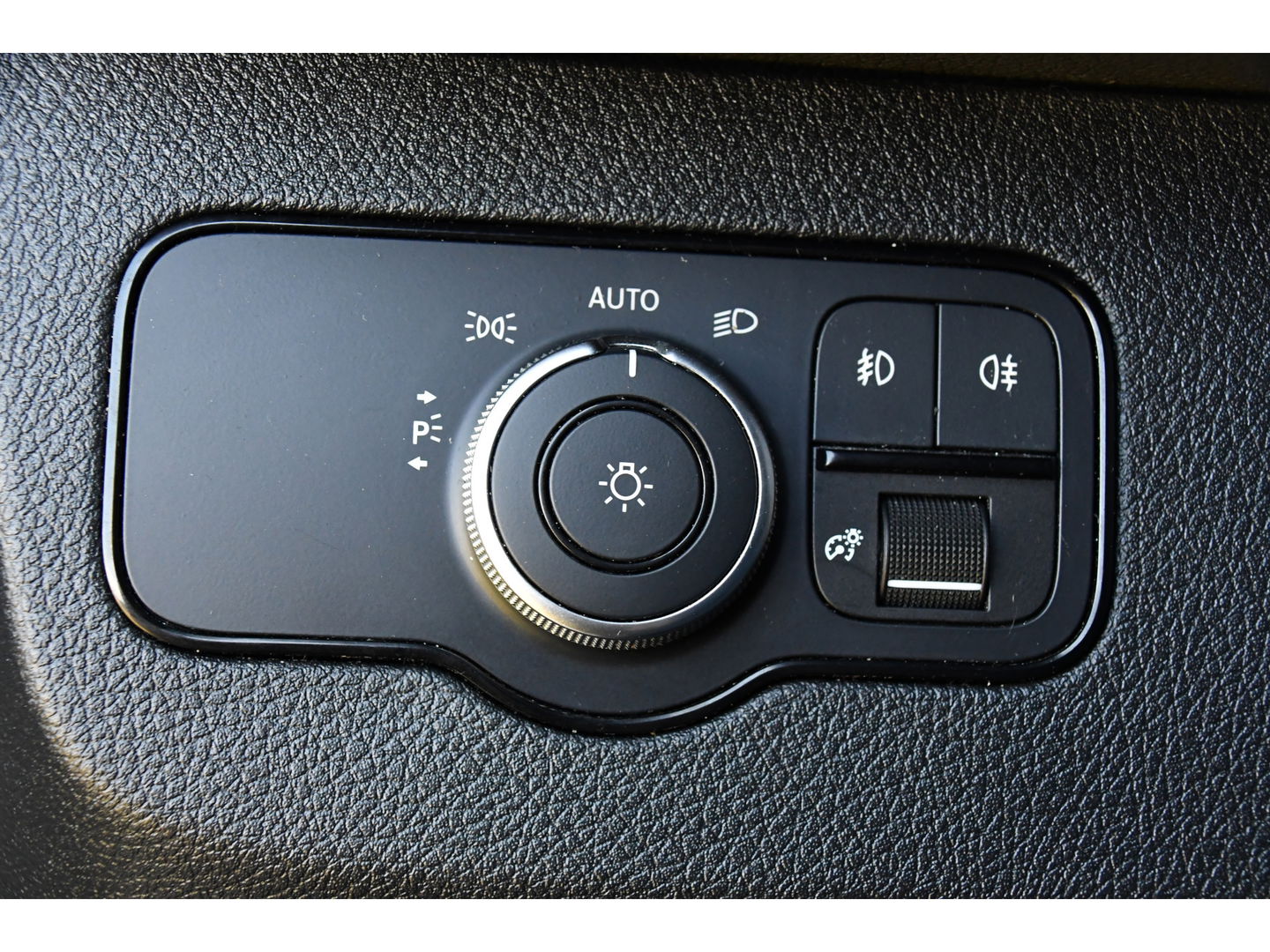 Mercedes-Benz Sprinter 319 3.0 CDI L2H2 Black Edition Adaptieve Cruise, 360 Camera, Carplay, 3500kg Trekhaak, 190PK, LED, Multimedia, Standkachel, Uniek!