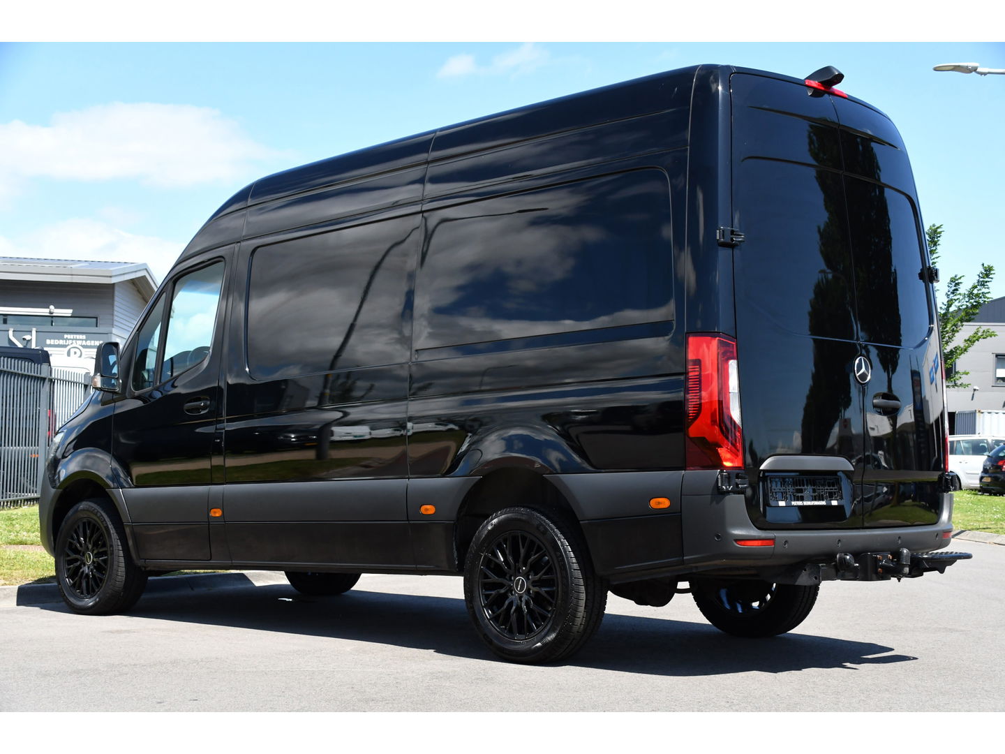 Mercedes-Benz Sprinter 319 3.0 CDI L2H2 Black Edition Adaptieve Cruise, 360 Camera, Carplay, 3500kg Trekhaak, 190PK, LED, Multimedia, Standkachel, Uniek!