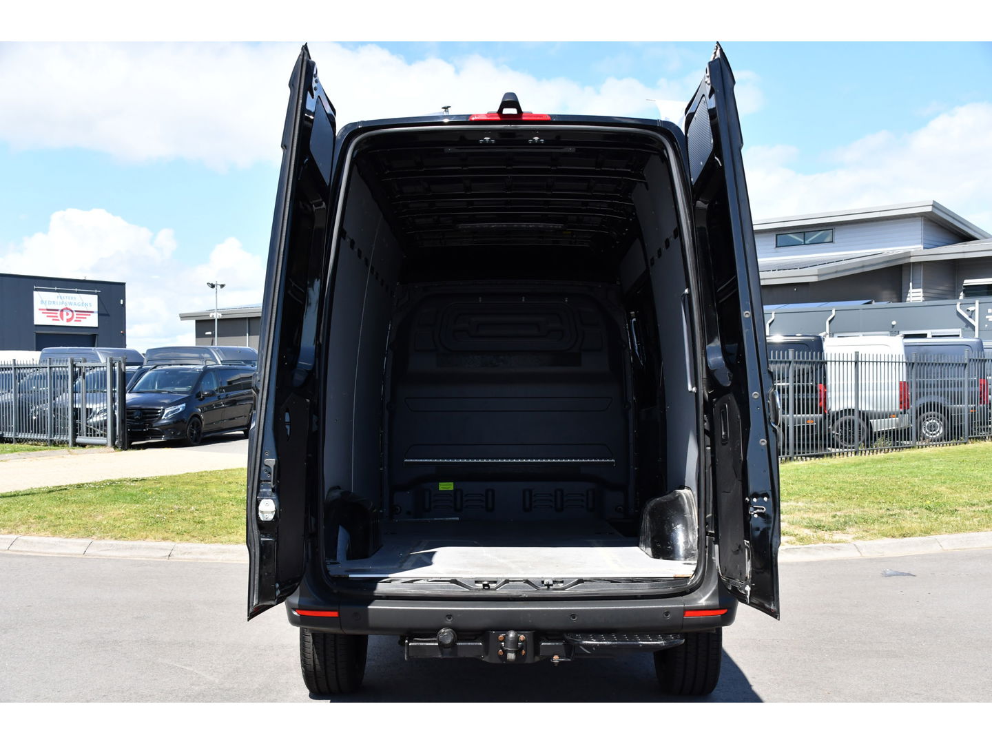 Mercedes-Benz Sprinter 319 3.0 CDI L2H2 Black Edition Adaptieve Cruise, 360 Camera, Carplay, 3500kg Trekhaak, 190PK, LED, Multimedia, Standkachel, Uniek!
