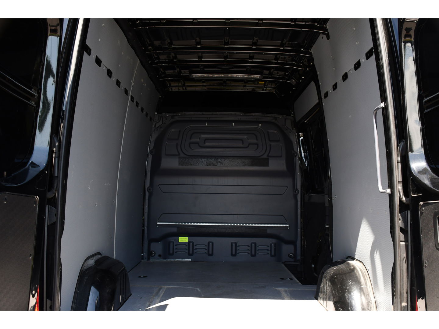 Mercedes-Benz Sprinter 319 3.0 CDI L2H2 Black Edition Adaptieve Cruise, 360 Camera, Carplay, 3500kg Trekhaak, 190PK, LED, Multimedia, Standkachel, Uniek!