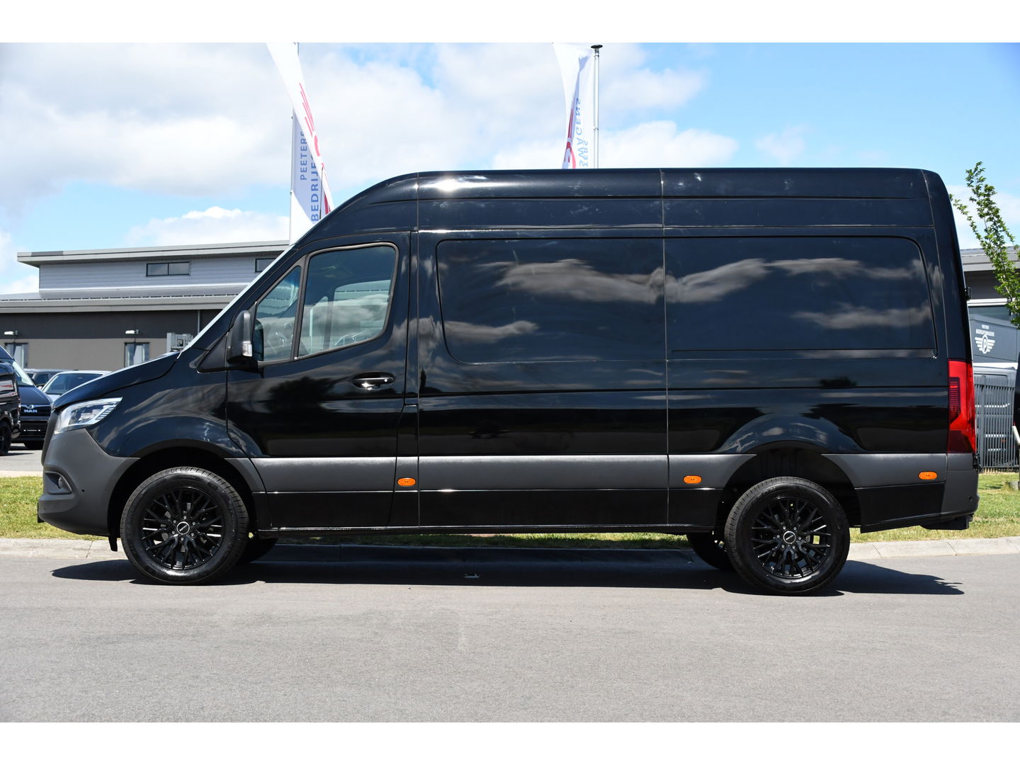 Mercedes-Benz Sprinter 319 3.0 CDI L2H2 Black Edition Adaptieve Cruise, 360 Camera, Carplay, 3500kg Trekhaak, 190PK, LED, Multimedia, Standkachel, Uniek!