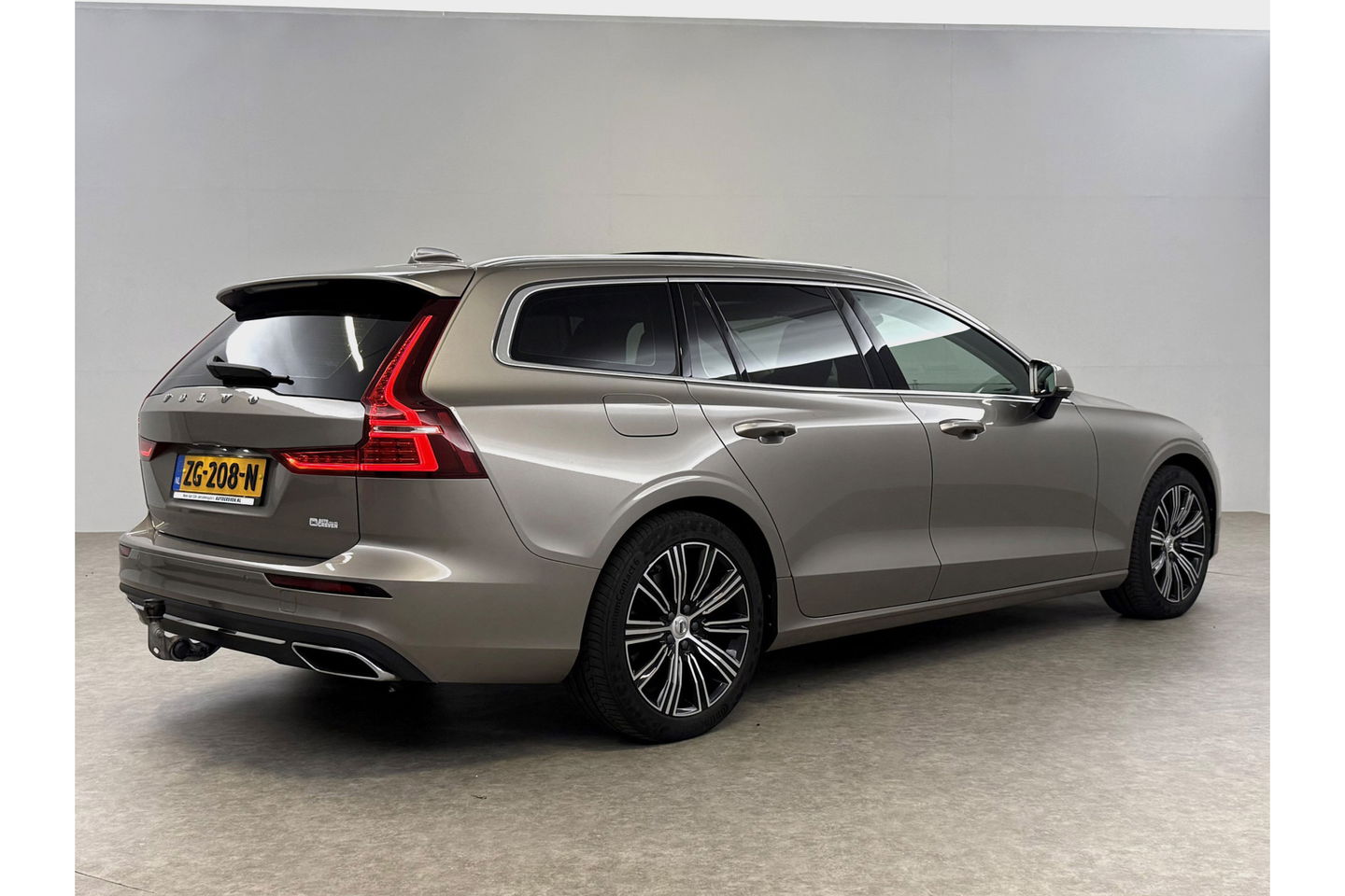 Volvo V60 2.0 T8 Twin Engine AWD Inscription 304PK Pano Harman/Kardon Trekhaak Memory Head-up LED Virtual Stoelverwarming/Stoelventilatie Cruise Carplay Camera Navi 18"LMV
