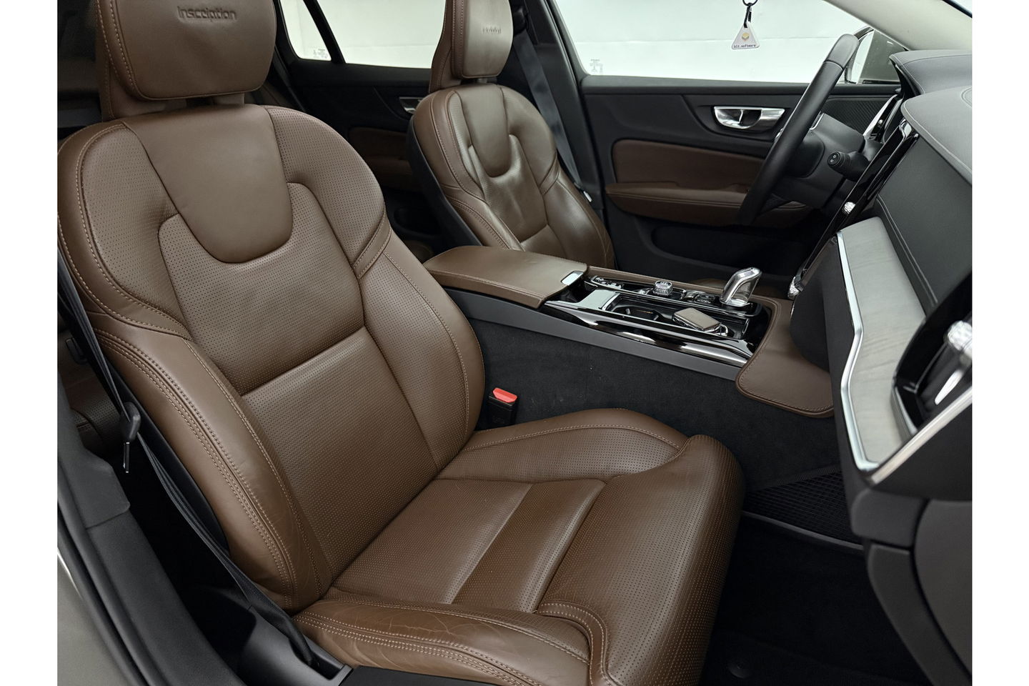 Volvo V60 2.0 T8 Twin Engine AWD Inscription 304PK Pano Harman/Kardon Trekhaak Memory Head-up LED Virtual Stoelverwarming/Stoelventilatie Cruise Carplay Camera Navi 18"LMV