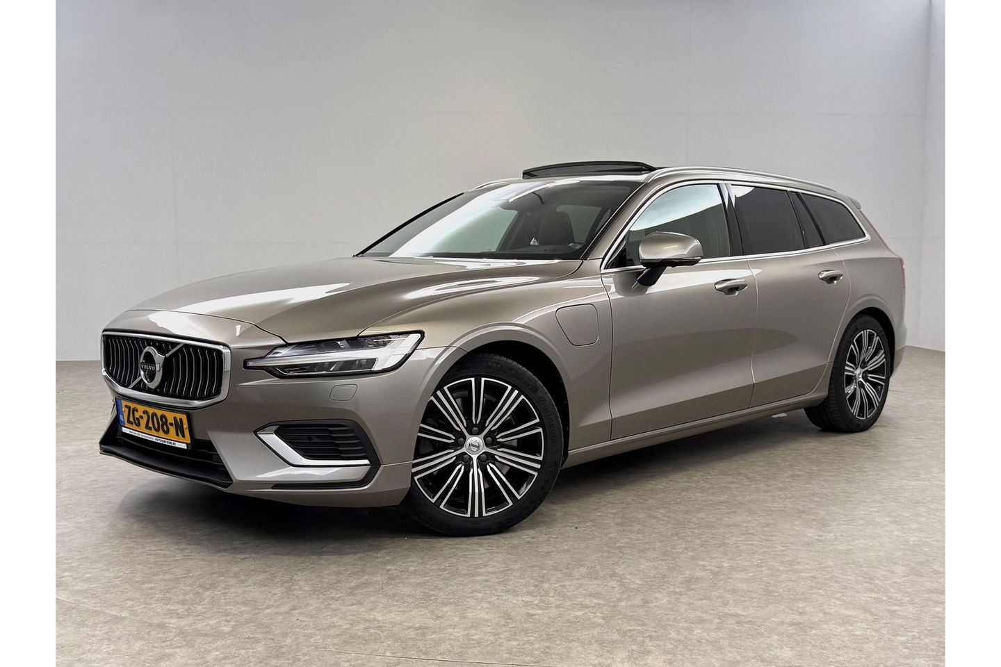 Volvo V60 2.0 T8 Twin Engine AWD Inscription 304PK Pano Harman/Kardon Trekhaak Memory Head-up LED Virtual Stoelverwarming/Stoelventilatie Cruise Carplay Camera Navi 18"LMV