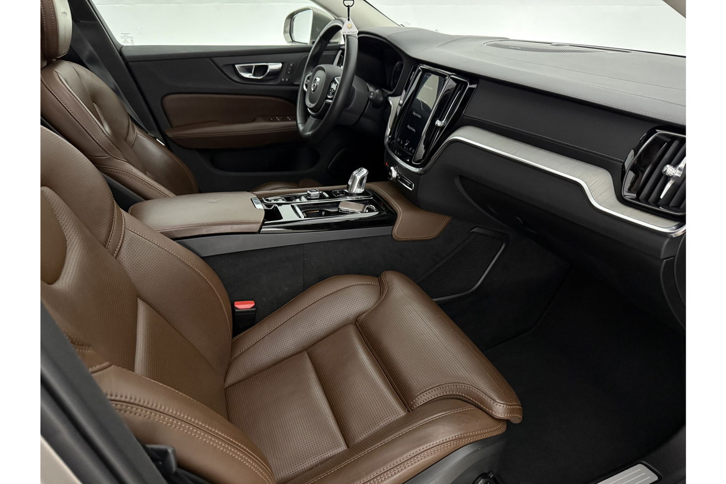 Volvo V60 2.0 T8 Twin Engine AWD Inscription 304PK Pano Harman/Kardon Trekhaak Memory Head-up LED Virtual Stoelverwarming/Stoelventilatie Cruise Carplay Camera Navi 18"LMV