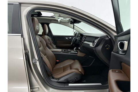 Volvo V60 2.0 T8 Twin Engine AWD Inscription 304PK Pano Harman/Kardon Trekhaak Memory Head-up LED Virtual Stoelverwarming/Stoelventilatie Cruise Carplay Camera Navi 18"LMV