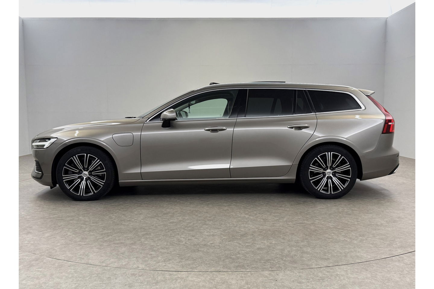 Volvo V60 2.0 T8 Twin Engine AWD Inscription 304PK Pano Harman/Kardon Trekhaak Memory Head-up LED Virtual Stoelverwarming/Stoelventilatie Cruise Carplay Camera Navi 18"LMV