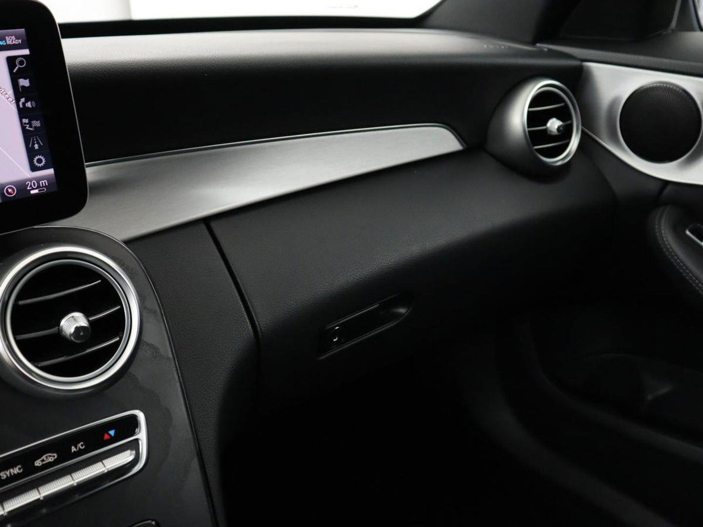 Mercedes-Benz C-Klasse 180 Business Solution AMG | Stoelverwarming | 360 Camera | Trekhaak | Digital Cockpit | Leder/Alcantara | Full LED | Navigatie | Park Assist