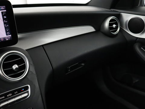 Mercedes-Benz C-Klasse 180 Business Solution AMG | Stoelverwarming | 360 Camera | Trekhaak | Digital Cockpit | Leder/Alcantara | Full LED | Navigatie | Park Assist