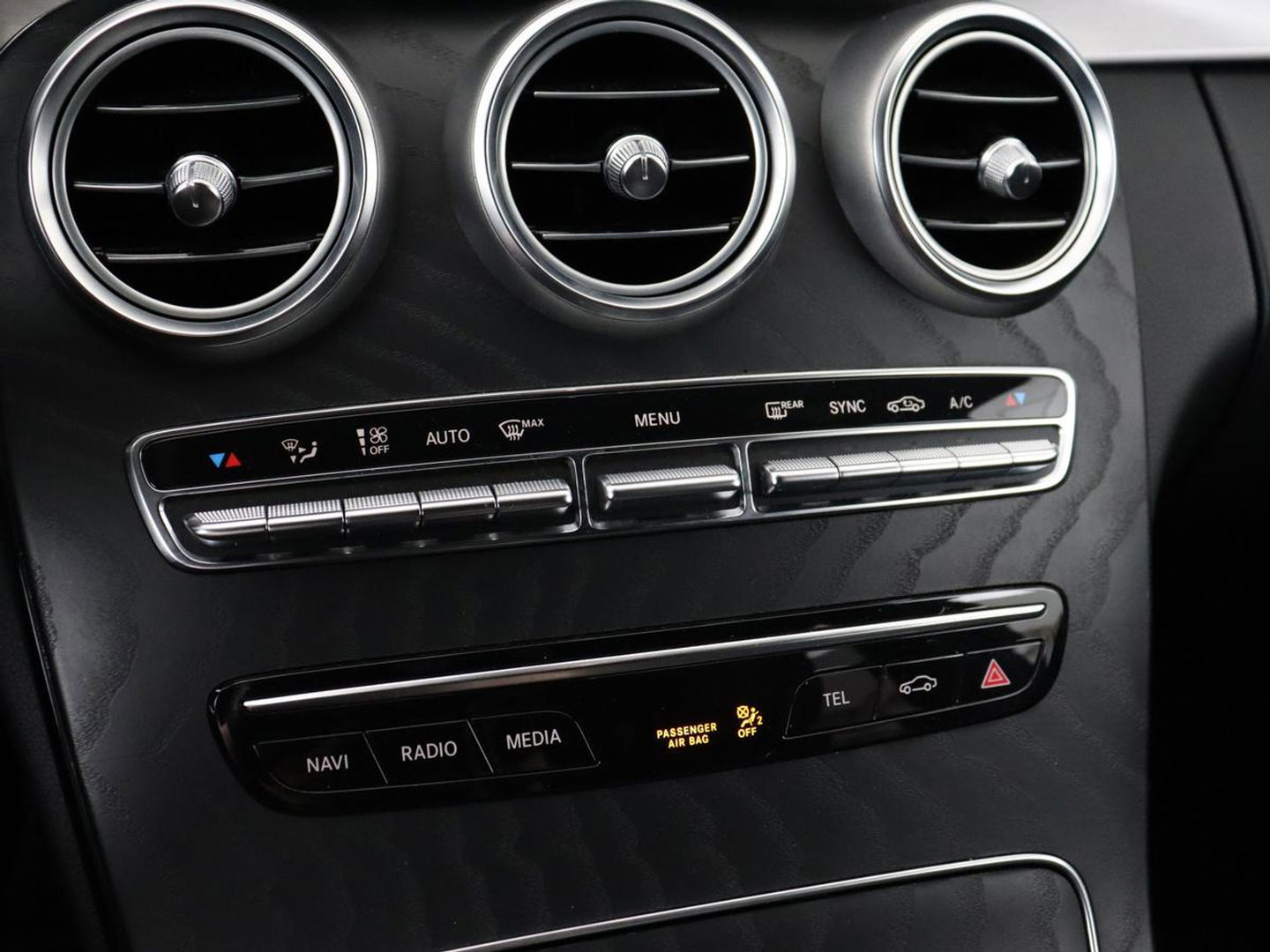 Mercedes-Benz C-Klasse 180 Business Solution AMG | Stoelverwarming | 360 Camera | Trekhaak | Digital Cockpit | Leder/Alcantara | Full LED | Navigatie | Park Assist