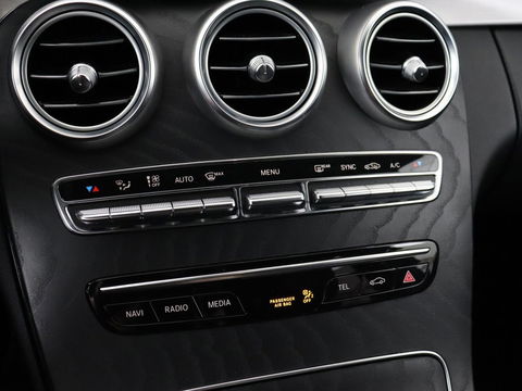 Mercedes-Benz C-Klasse 180 Business Solution AMG | Stoelverwarming | 360 Camera | Trekhaak | Digital Cockpit | Leder/Alcantara | Full LED | Navigatie | Park Assist