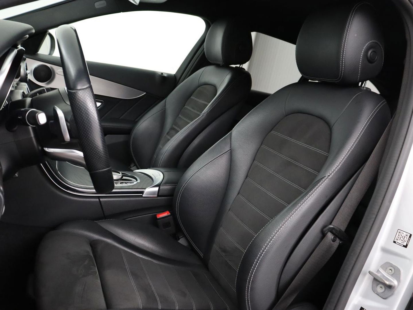 Mercedes-Benz C-Klasse 180 Business Solution AMG | Stoelverwarming | 360 Camera | Trekhaak | Digital Cockpit | Leder/Alcantara | Full LED | Navigatie | Park Assist