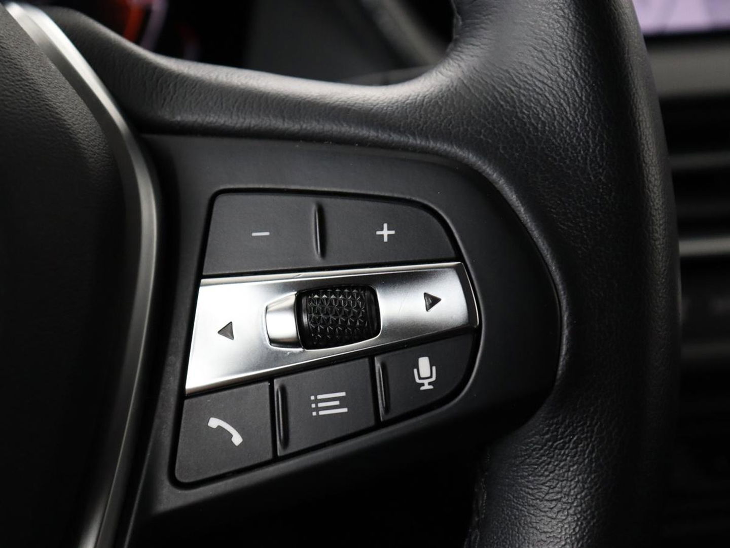 BMW 1-serie 118i Business Edition+ | Sport Line | Leder | Stoelverwarming | Carplay | Camera | Live Cockpit | Sportstoelen | Full LED | Navigatie | Climate control