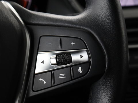BMW 1-serie 118i Business Edition+ | Sport Line | Leder | Stoelverwarming | Carplay | Camera | Live Cockpit | Sportstoelen | Full LED | Navigatie | Climate control