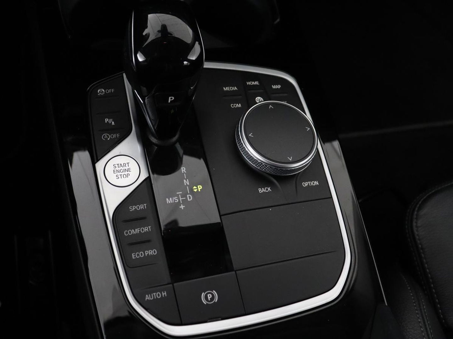 BMW 1-serie 118i Business Edition+ | Sport Line | Leder | Stoelverwarming | Carplay | Camera | Live Cockpit | Sportstoelen | Full LED | Navigatie | Climate control
