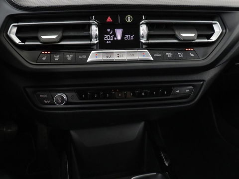 BMW 1-serie 118i Business Edition+ | Sport Line | Leder | Stoelverwarming | Carplay | Camera | Live Cockpit | Sportstoelen | Full LED | Navigatie | Climate control