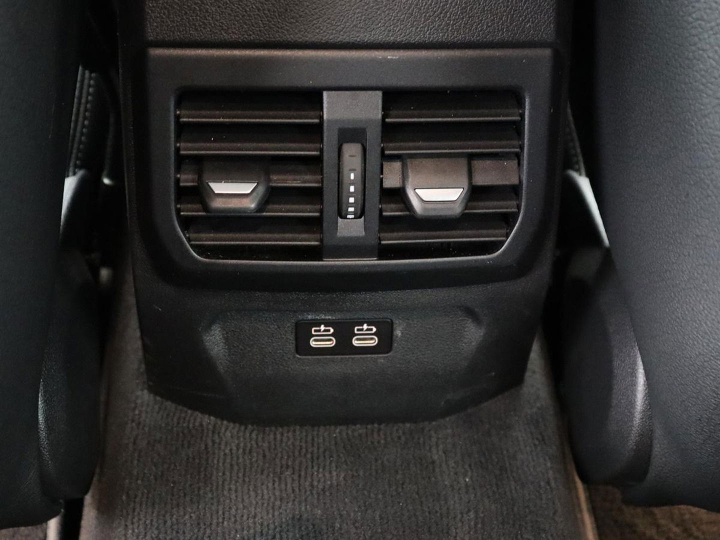 BMW 1-serie 118i Business Edition+ | Sport Line | Leder | Stoelverwarming | Carplay | Camera | Live Cockpit | Sportstoelen | Full LED | Navigatie | Climate control