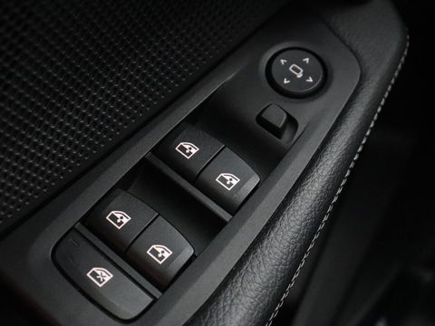 BMW 1-serie 118i Business Edition+ | Sport Line | Leder | Stoelverwarming | Carplay | Camera | Live Cockpit | Sportstoelen | Full LED | Navigatie | Climate control